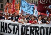 Sindicatos y organizaciones de izquierda se concentraron frente al Congreso mientras se debatía la reforma.