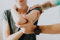 Si no puedes alzar el brazo sin dolor intenso, podría tratarse de capsulitis adhesiva; conoce síntomas y tratamiento.