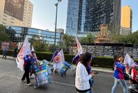 Los manifestantes denunciaron que además del “cobro de piso” por parte del crimen organizado dijo que deben cubrir “moches periódicos”