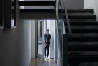 Isaac Hernández entra por una puerta en el interior de una vivienda moderna, en una escena de la película Dreams de Michel Franco, drama que explora migración, poder y dependencia afectiva en Estados Unidos.