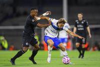 Willer Ditta disputa un balón con Sergio Canales en el duelo entre Cruz Azul y Rayados del torneo pasado.