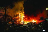 Bomberos apagan un incendio causado por un misil que impactó en Tel Aviv, la capital de Israel.