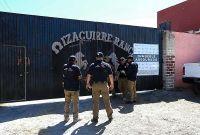 Fachada del rancho Izaguirre custodiada por elemento de la Fiscalía de Jalisco.