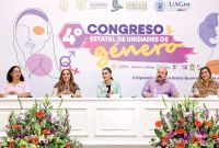 Evelyn Salgado, gobernadora de Guerero, en medio.