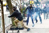 Balat intentó escapar tras arrojar un frasco lleno de tuercas, pernos y ‌tornillos envuelto en cinta con una mecha.
