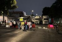 El grupo de manifestantes, no mayor a 30 personas, mantiene el corte vial de Periférico con dirección al oriente