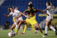 América suma su séptima victoria del torneo Clausura 2026 de la Liga MX Femenil. En la imagen, Gabriela García en la disputa del balón.