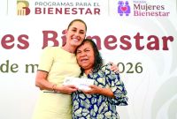 En Tecomán, la presidenta Sheinbaum encabezó la entrega de pensiones a mujeres.