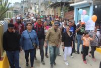 Alvaro Obregón, alcaldiaLa Alcaldía La Magdalena Contrerasentregó obras en las colonias Las Cruces y El Ocotal. En la calle Prolongación Carbonera, en la colonia El Ocotal, se entregó la segunda etapa del Programa Calle Completa. La obra incluyó la renovación de la red de agua potable, rehabilitación de guarniciones y banquetas, reencarpetado de más de mil metros cuadrados de vialidad, instalación de luminarias, así como la construcción de escaleras, rampa vehicular y barandales. Más de 540 personas, entre residentes y transeúntes, se benefician directamente con esta obra.  En materia de prevención de riesgos, destacan los muros de contención número 10 y 11, construidos y entregados este año en una zona colindante con barrancas y áreas naturales.  El alcalde Fernando Mercado Guaida destacó el papel de la comunidad en la toma de decisiones: “Hoy el compromiso es claro: donde más falta hace, más le metemos. Venimos hace 4 meses a entregar la primera parte y hoy entregamos la segunda etapa. Aquí pasan ustedes diario y lo más importante es que aquí decidimos en asamblea, y se hizo lo que ustedes definieron”, dijo.  En la colonia Las Cruces, los andadores de Privada Ahuatla, Ciruelos, Nogal y Nísperos fueron intervenidos de manera integral, convirtiéndose en espacios más seguros, accesibles y funcionales. La rehabilitación incluyó reconstrucción de escalones, mejora de rampas, instalación de luminarias y barandales, así como la incorporación de murales comunitarios. La Plaza de las Cruces fue recuperada y devuelta a la comunidad como un espacio público digno y seguro, beneficiando a más de 9 mil personas.