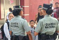 Elementos de la Guardia Nacional dialogan con ciudadanos y menores en espacio público durante actividades de proximidad social en Villahermosa.