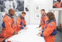 Los cuatro tripulantes cumplieron con la tradición de jugar un partido de póker.