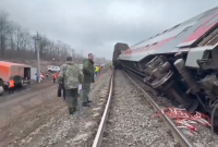 Siete vagones se desprendieron y varios quedaron volcados, obligando a los pasajeros a escapar por las ventanas para ponerse a salvo.