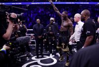 Deontay Wilder volvió al ring con victoria y lanzó el reto directo a Anthony Joshua, reavivando una de las peleas más esperadas del boxeo moderno.