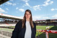 Marie-Louise Eta es la primera entrenadora en la historia de la Bundesliga varonil.