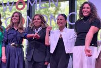 María José Alcalá, presidenta del COM, acompañada por Adriana Jiménez, exclavadista, y Aranza Vázquez, dos veces olímpica en clavados.