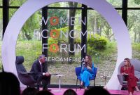 Panel del Women Economic Forum Iberoamérica 2026 con Elena Alti de Grupo Salinas hablando sobre inclusión financiera femenina en un escenario.