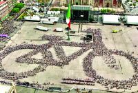 Cientos de ciclistas rodaron del Zócalo al Estadio Banorte, en la apertura de la ciclovía Gran Tenochtitlan. El uso de la bici es un “acto revolucionario”, afirmó la jefa de Gobierno capitalina, Clara Brugada