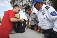 Después de los incidentes de violencia en Teotihuacan, la Guardia Nacional ayuda con la revisión de visitantes.