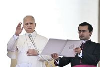 El papa León XIV imparte su bendición a los fieles mientras preside su audiencia general semanal en la plaza de San Pedro, en el Vaticano, el 29 de abril de 2026