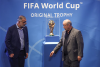 Mehdi Taj (der.), presidente de la Federación Iraní de Futbol, prefirió abandonar Canadá después de estar retenido varias horas; quedando ausente su presencia en el Congreso de la FIFA.