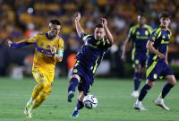 Gorriarán intenta quitarse la marca del mediocampista Alex Muyl.