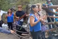 Casi linchan a dos mujeres por bañar a su perro en un manantial.