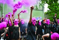 El colectivo feminista ucraniano Femen y el grupo Pussy Riot, con capuchas rosas, se manifestaron frente al pabellón ruso.