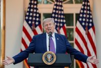 El presidente Donald Trump declaró su apoyo a la reducción del impuesto federal a la gasolina de 18 centavos, ante el fuerte aumento de los precios del combustible en Estados Unidos.