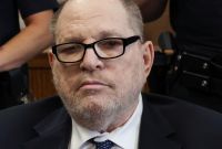 Harvey Weinstein continuará en prisión pese a la nulidad del juicio.