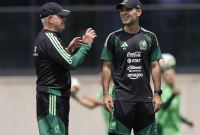 Javier Aguirre, entrenador de la Selección Mexicana, junto con Rafael Márquez, asistente técnico.