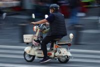 CIUDAD DE MÉXICO, 12MARZO2025.- Las bicicletas y patines eléctricos serán reguladas en las reformas propuestas a la Ley de Movilidad y al Reglamento de Tránsito. Una vez aprobadas, las bicis eléctricas deberán cumplir con los siguientes requisitos: portar placas y tarjeta de circulación, usar casco, no circular por ciclovías ni por carriles confinados y no desplazarse sobre banquetas o zonas peatonales. Los patines eléctricos y scooters, seguirán siendo considerados vehículos no motorizados y deberán circular en ciclovías o en el carril derecho cuando no haya infraestructura ciclista. Esto con la finalidad de disminuir accidentes y cuidar el medio ambiente.FOTO: GRACIELA LÓPEZ/CUARTOSCURO.COM