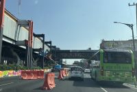Conductores tardaron varios minutos en cruzar la zona de obras. Mientras tanto, para los usuarios del Metro la suspensión del servicio de trenes les generó retrasos.