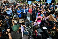 La gobernadora de Chihuahua dio una conferencia a su salida de la FGR.