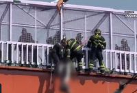 Bomberos y policías en acción