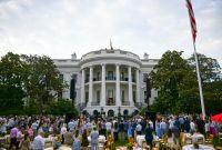El nuevo portal de la Casa Blanca retrata a inmigrantes como “aliens” en un diseño inspirado en encuentros extraterrestres.