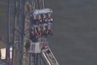 Equipos de emergencia rescataron a los pasajeros atrapados en la montaña rusa Iron Shark en Galveston.