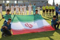 La selección de Irán detrás de su bandera previo a un partido.