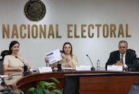 La consejera Carla Humphrey presentó la nueva credencial de elector.