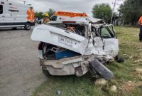 Aparentemente, una camioneta blanca de la marca Ram impactó al coche Ford Fiesta que manejaba la mujer, cuando intentaba incorporarse al crucero.