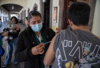 TLAXCALA, TLAXCALA, 24FEBRERO2026.- Personal del sistema IMSS-Bienestar, se observa durante la aplicación de dosis de vacuna contra el Sarampión. De acuerdo con información del Sector Salud, en el estado se han registrado la muerte de un menor, un total de 95 casos que están en análisis, 28 casos confirmados, mientras que tres permanecen como sospechosos y se confirma que el área con mayor incidencia de casos es el municipio de San Pablo del Monte, municipio ubicado al sur del estado, colindante con Puebla. FOTO: J. GUADALUPE PÉREZ/CUARTOSCURO.COM