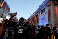 Aficionados de los San Antonio Spurs fueron agredidos por fanáticos de los New York Knicks al final del partido del lunes en las Finales de la NBA.