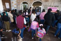 TOLUCA, ESTADO DE MÉXICO, 26AGOSTO2024.-Más de 2.8 millones de estudiantes de educación básica regresaron a clases este lunes en el Estado de México para el ciclo escolar 2024-2025. FOTO: CRISANTA ESPINOSA AGUILAR /CUARTOSCURO.COM