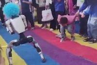 Robot golpea a niño.