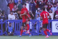 Son Heung-Min (13) celebra con Bae Jun-Ho (25) en el amistoso ante Trinidad y Tobago.