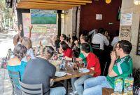 Personas disfrutando de un partido de futbol en un restaurante.