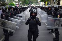 CIUDAD DE MÉXICO 03JULIO2025.- Una policía camina entre elementos antimotín quienes mantenían formación antes de pretender repeler una manifestación.FOTO:ROGELIO MORALES /CUARTOSCURO.COM