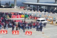 Normalistas de Ayotzinapa bloquean la autopista Mexico-Cuernavaca.