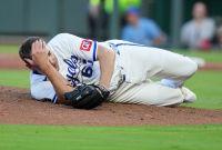 Seth Lugo recibió un pelotazo en la cabeza.