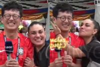 Aficionada le roba beso a periodista de Corea del Sur en el marco del Mundial 2026.