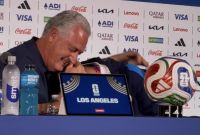 El futbolista del Brighton tuvo un momento emotivo durante la conferencia de prensa